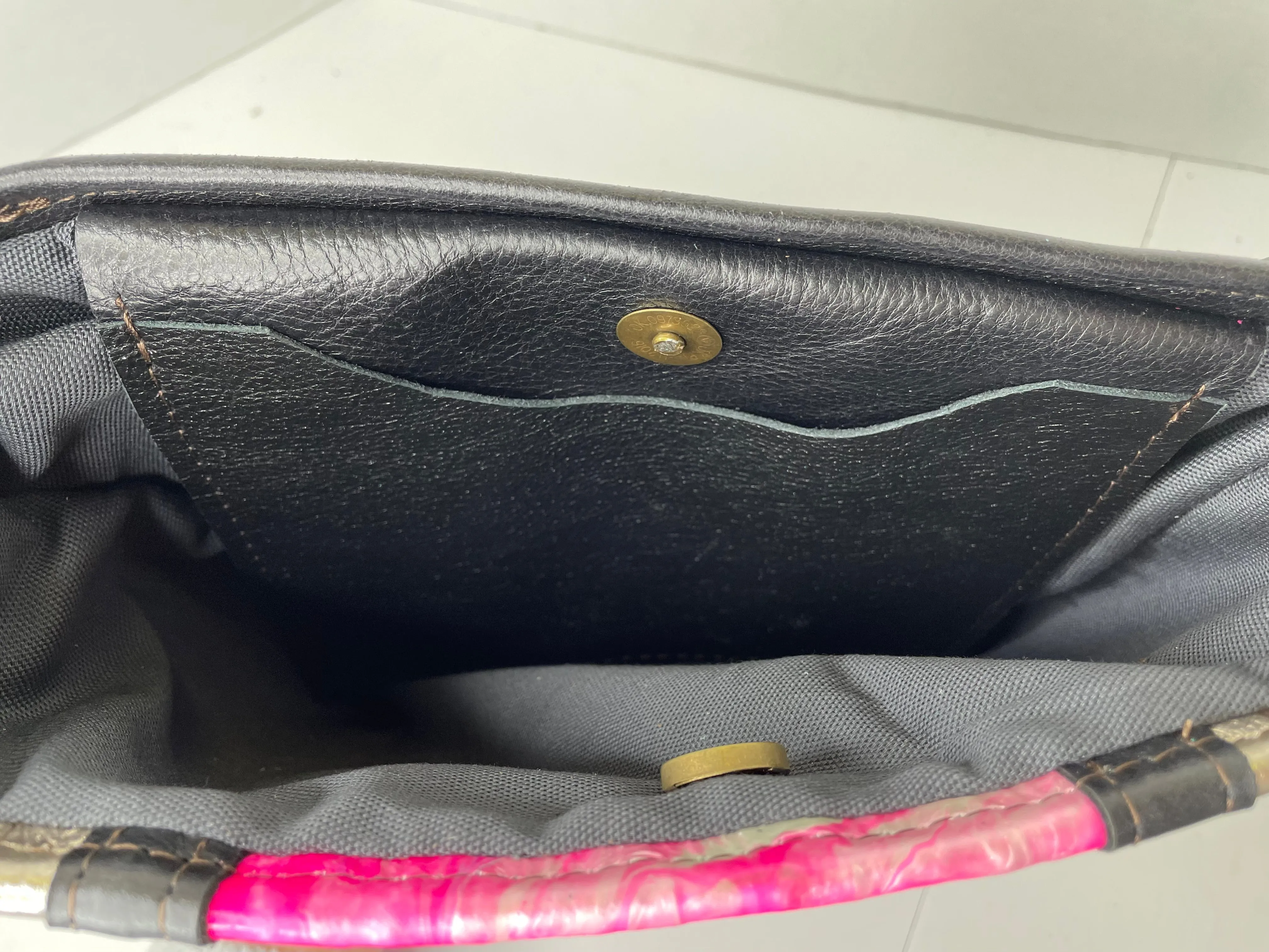Kaleidoscope Medium Crossbody black and pink