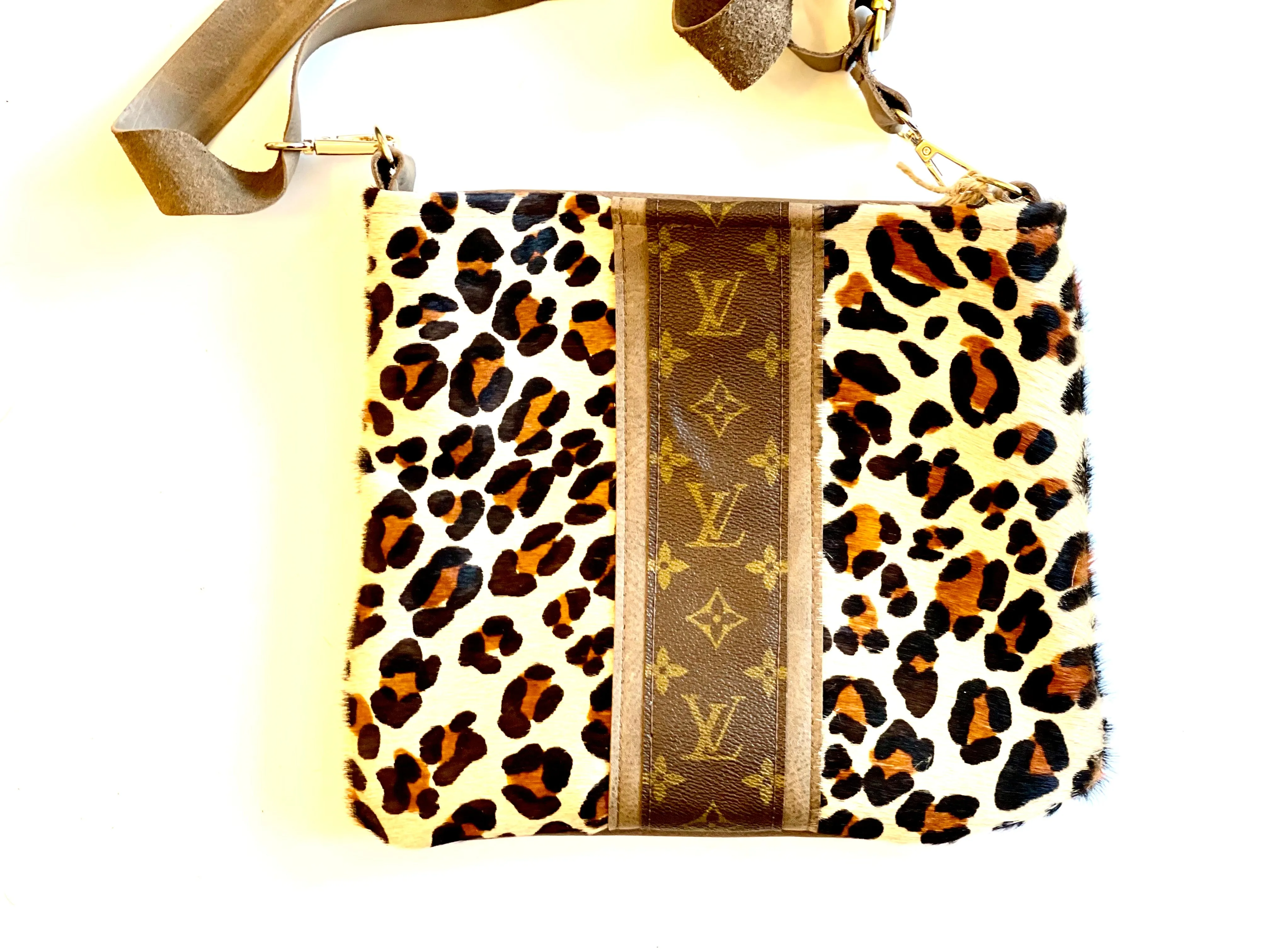 Medium Crossbody Leopard Strip of Brown